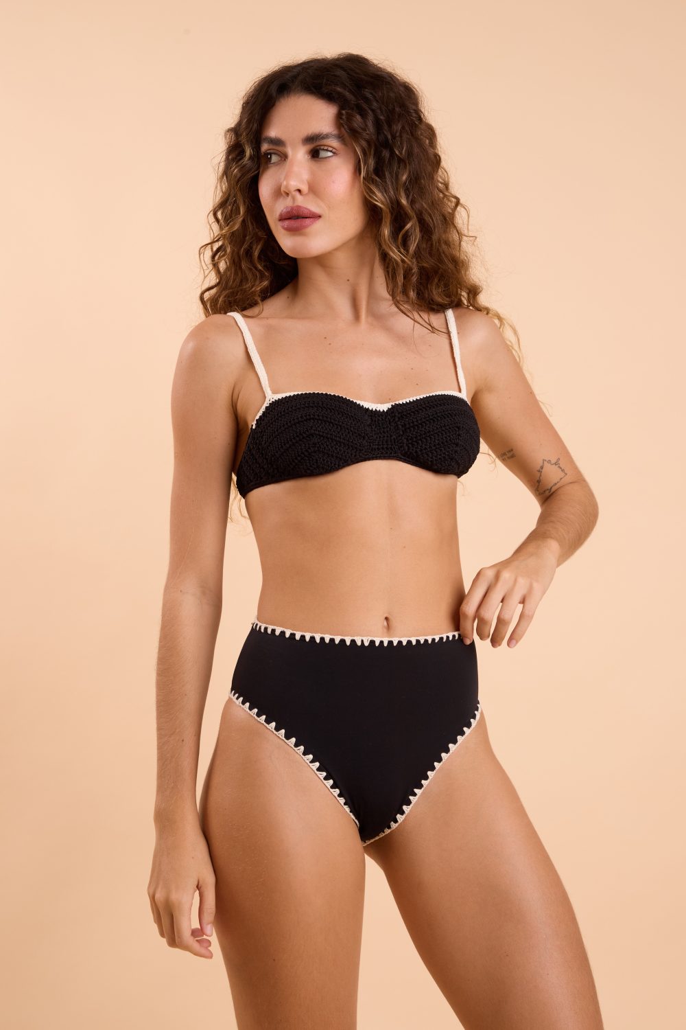 TOP MEIA TAÇA CROCHE - PRETO